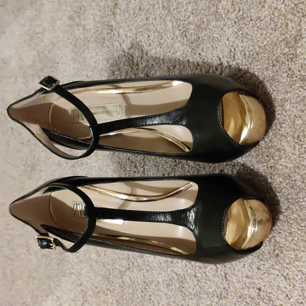 3/$20🎈 INC International concepts black t strap pumps